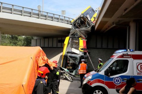 ​В Варшаве с моста упал автобус с пассажирами, есть погибшие и раненые