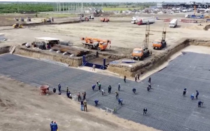 Окупанти хочуть обладнати в порту Маріуполя сховище палива