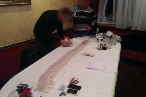 Силовики поймали двух фискалов на крупной взятке