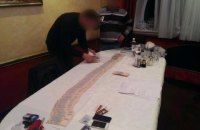 Силовики поймали двух фискалов на крупной взятке