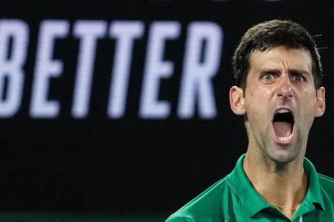 Джокович в выигранном финале Australian Open агрессивно похлопал судью по ноге