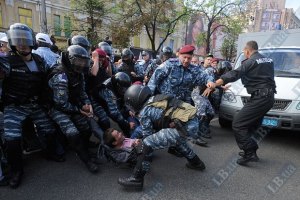 Под колеса автозака с Тимошенко попал человек