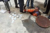 ​Подозреваемый во взяточничестве налоговик выбросил меченные купюры в канализацию 