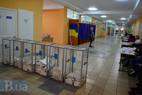 У Києві на одній з дільниць зауважили спостерігача зі списком виборців