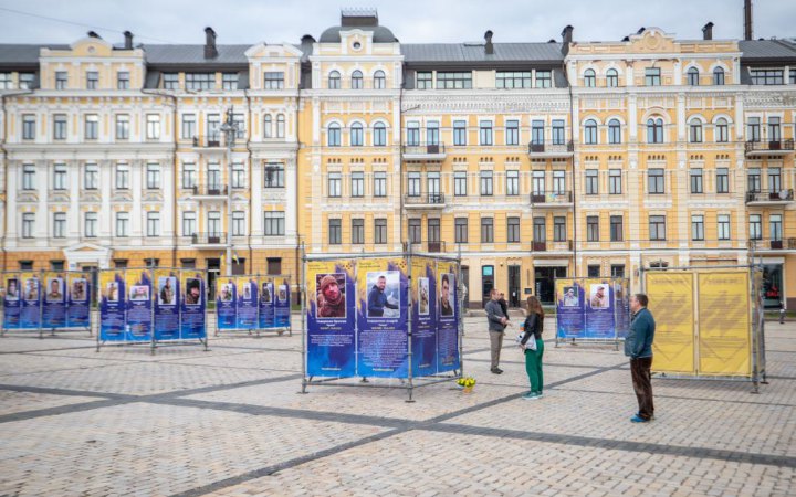 В центрі Києва відкрили виставку "Полк Азов – янголи Маріуполя"