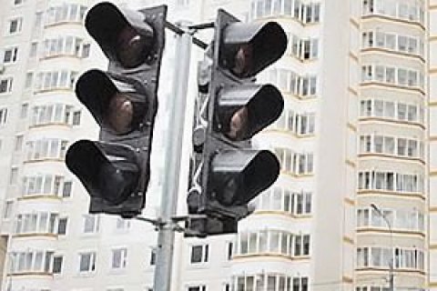 В Киеве двое в масках выхватили из автомобиля на светофоре 1 млн гривен  