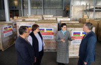 Азербайджан подарував Україні 100 тис. масок і 5 тис. захисних комбінезонів