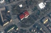 З бомбосховища Маріупольського драмтеатру виходять живі люди, даних про загиблих поки що немає, – Денісова