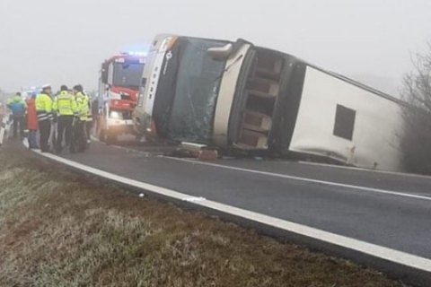 В Чехии перевернулся двухэтажный автобус с детьми, 69 пассажиров пострадали