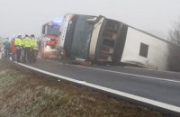 У Чехії перекинувся двоповерховий автобус з дітьми, 69 пасажирів постраждали