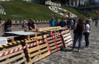 На аллее Героев Небесной сотни в Киеве оградили участки с демонтированной брусчаткой