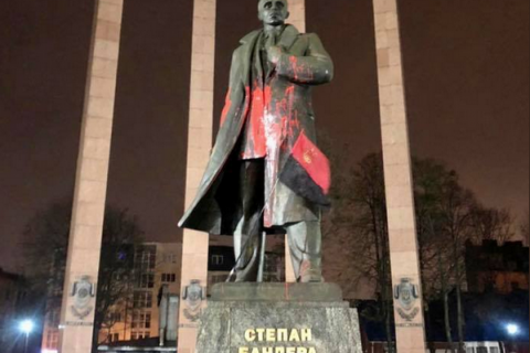 Студент, який облив фарбою пам’ятник Бандери у Львові, отримав вирок