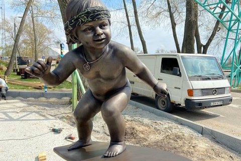 Ко дню Киева в парке Муромец откроют скульптуру Малыша-серфингиста