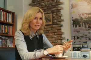 Директор Арсенала закрасила черной краской картину, высказывающуюся против церкви и власти (добавлено ФОТО)