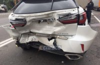 В Киеве БМВ влетела в автомобили, остановившиеся на "красный"