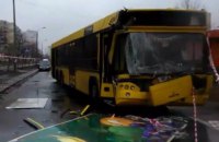 В Киеве на Троещине автобус протаранил грузовик