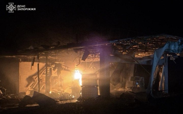 Внаслідок нічного удару по АЗС у Запоріжжі поранені двоє людей