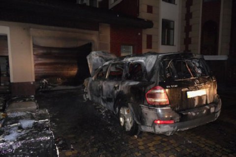 В Ровно неизвестные подожгли дом и машину местного депутата