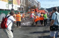 Коммунальщики при помощи вооруженных лиц начали разбирать Майдан