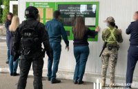 Двое таможенников в "Шегинях" попались на взятках, у них изъяли 10 тысяч долларов