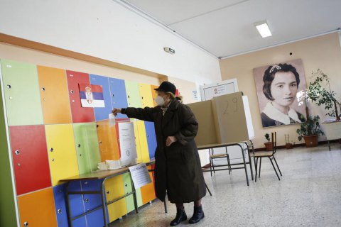 Сербы голосуют на референдуме по поводу изменений в конституцию в сфере судопроизводства