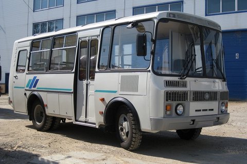 У Києві спалили залишений біля входу в будинок автобус