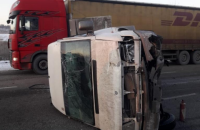 Под Харьковом маршрутный автобус с пассажирами врезался в отбойник, 10 пострадавших