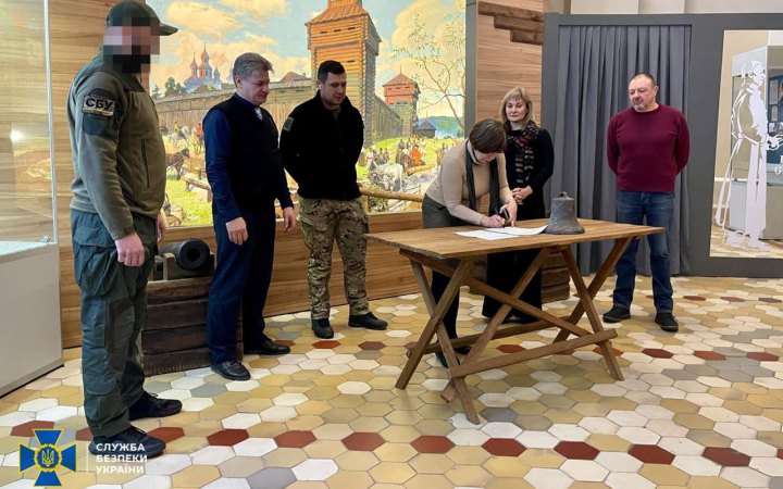СБУ передала до Харківського музею дзвін зі знищеного росіянами українського храму