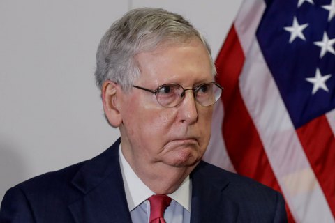 Трамп призвал сменить лидера республиканского меньшинства в Сенате и назвал его "мрачной политической клячей"