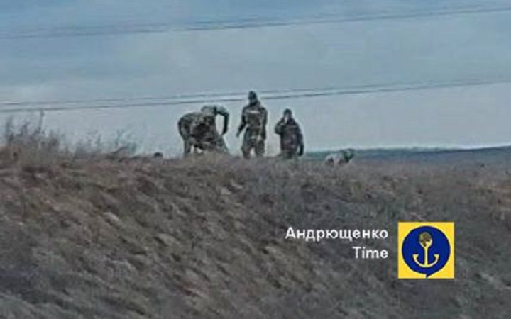 Росіяни риють окопи вздовж траси Маріуполь - Донецьк
