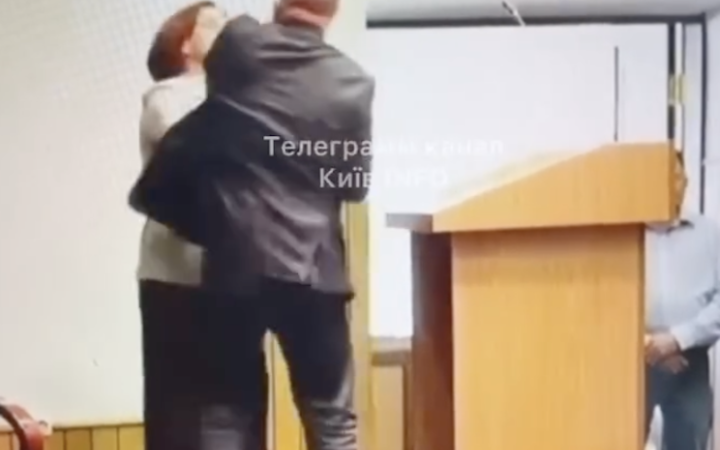 Заступниця Кличка Ганна Старостенко звинуватила главу Деснянської РДА в застосуванні проти неї сили