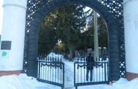 Киевлянин сдал на металлолом три бронзовых бюста с военного кладбища