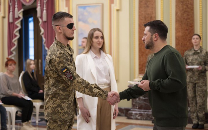 Зеленський вручив сертифікати на житло Героям України та родинам полеглих воїнів