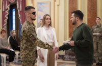 Зеленський вручив сертифікати на житло Героям України та родинам полеглих воїнів