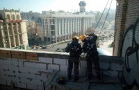 На крыше дома на Майдане демонтируют "скворечник"
