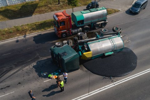 Грузовик с горячим асфальтом перевернулся в Киеве