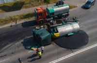 Вантажівка з гарячим асфальтом перекинулася в Києві