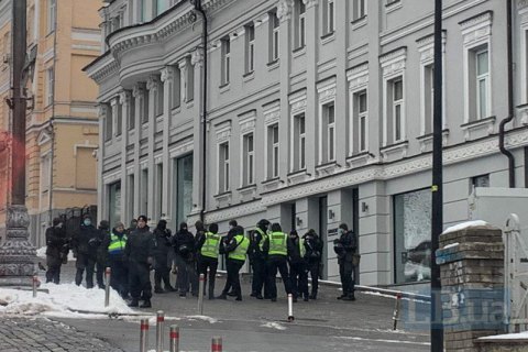 В правительственном квартале усилили меры безопасности – в Раде ожидают президента