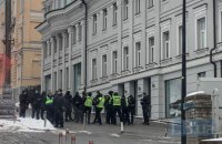 В правительственном квартале усилили меры безопасности – в Раде ожидают президента