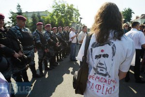 На Прикарпатье милиция ищет футболки с изображением мертвого Януковича