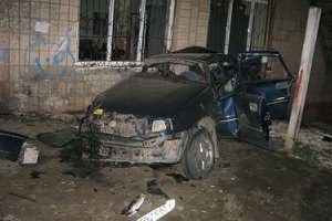 В Луганской области машина на полной скорости врезалась в стену: погибли три человека