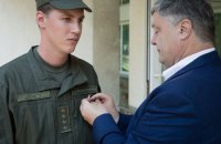 Порошенко наградил гвардейца, оказавшего первую помощь раненой женщине возле Кабмина