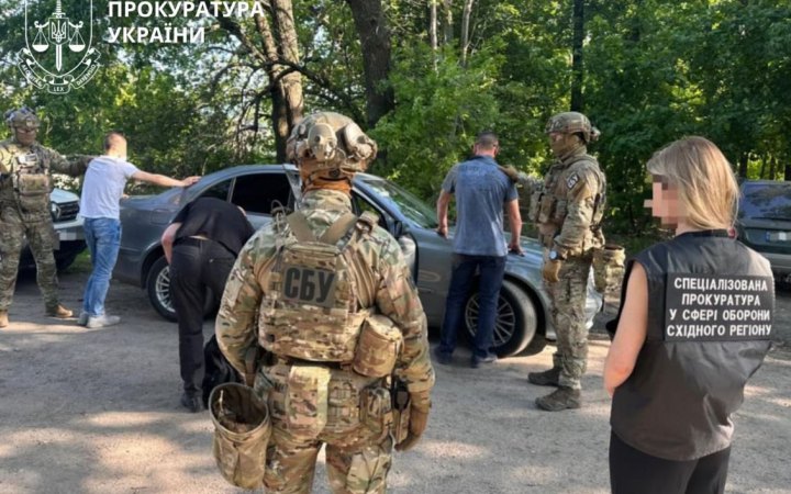 Двох посадовців РТЦК на Харківщині підозрюють у вимаганні коштів за службу в тилу