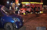 На проспекте Гагарина в Киеве автомобиль вылетел с дороги и врезался в столб