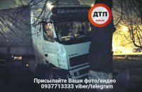 В Киеве пьяный водитель фуры протаранил эвакуатор и такси