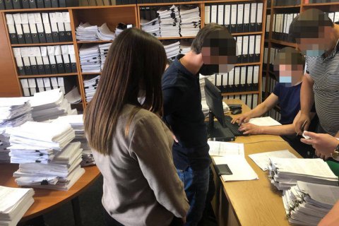 Правоохоронці проводять обшуки в підрозділах Дніпровської міськради