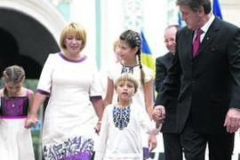 Семейство Ющенко изобразили на стенах церкви