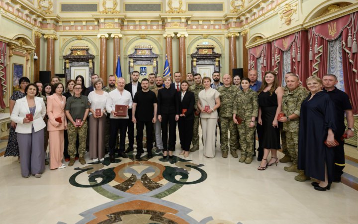 Президент вручив державні нагороди медпрацівникам 