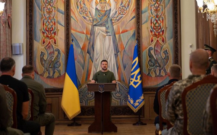 Зеленський вручив генеральські погони військовим та правоохоронцям 