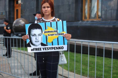 Дружина арештованого в Криму журналіста Єсипенка влаштувала одиночний пікет під Офісом Зеленського